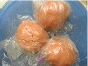 揉好的面团套上保鲜袋松驰10分钟；