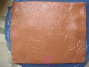 松驰好的面团用擀面杖擀成4mm厚的方形薄片，入冰箱冷冻15分钟；