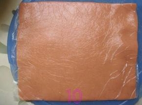 松驰好的面团用擀面杖擀成4mm厚的方形薄片，入冰箱冷冻15分钟；