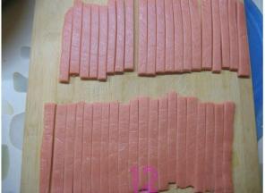 将饼干皮对半切开，再沿事先画好的线条将饼干片切成长条；
切好的饼干条放入垫上锡纸或油纸的烤盘上；

烤箱预热 170度，中层，烤15分钟，时间到后再用余温焖5分钟。饼干稍微上色即可，不用烤的时间太长，要不颜色不好看。