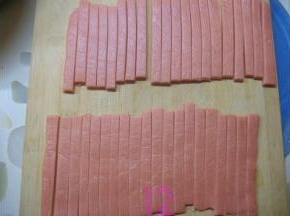 将饼干皮对半切开，再沿事先画好的线条将饼干片切成长条；
切好的饼干条放入垫上锡纸或油纸的烤盘上；

烤箱预热 170度，中层，烤15分钟，时间到后再用余温焖5分钟。饼干稍微上色即可，不用烤的时间太长，要不颜色不好看。