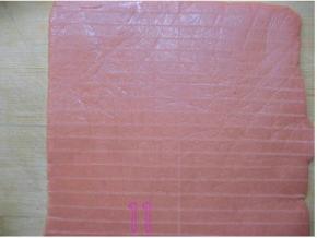 15分钟后当面团稍微变硬时取出，用剪刀剪开保鲜袋，拿尺子比着在饼干皮上画出宽8mm长条形；