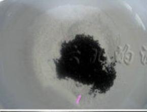 低粉过筛，加入黑芝麻、盐拌匀；