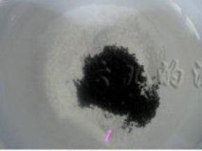 低粉过筛，加入黑芝麻、盐拌匀；