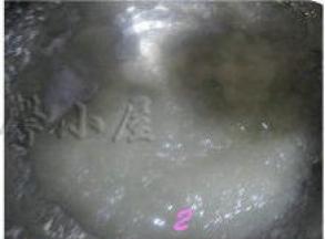 玉米油加入白糖，搅拌至白糖完全融化；