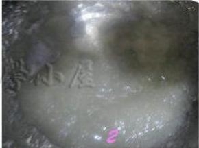 玉米油加入白糖，搅拌至白糖完全融化；