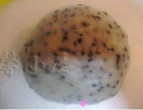 在步骤3中加入水，揉成面团；