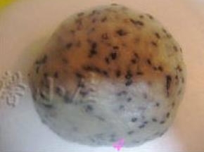 在步骤3中加入水，揉成面团；