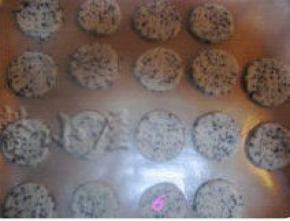 刻好的饼干排入烤盘，用叉子在表面扎出小洞； 
烤箱预热200度，中层，烤20分钟（温度根据自家烤制情况而定）。