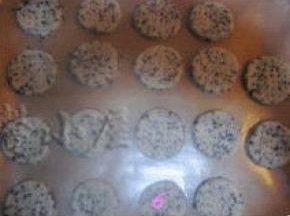 刻好的饼干排入烤盘，用叉子在表面扎出小洞； 
烤箱预热200度，中层，烤20分钟（温度根据自家烤制情况而定）。
