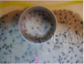 将面团擀成3MM的面片，用模子刻出形状；