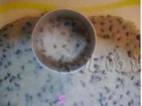 将面团擀成3MM的面片，用模子刻出形状；