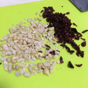 把花生和蔓越莓干稍微切碎些。