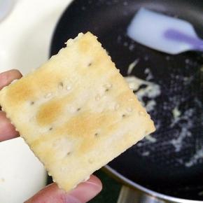 再取一片苏打饼干盖上，轻轻按压下。