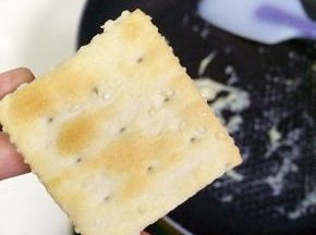 再取一片苏打饼干盖上，轻轻按压下。