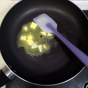 开小火，把黄油放入不粘锅至完全融化。