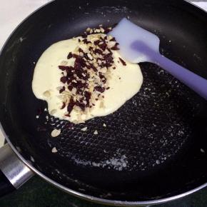 迅速加入切好的花生和蔓越莓。