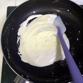 接着倒入全脂奶粉。