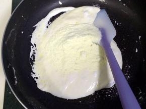 接着倒入全脂奶粉。