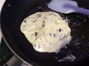 用刮刀迅速翻拌均匀，然后关火。