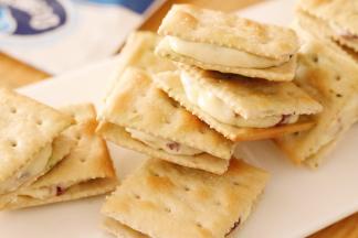 很好吃的牛轧糖苏打饼干。