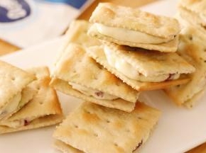 很好吃的牛轧糖苏打饼干。