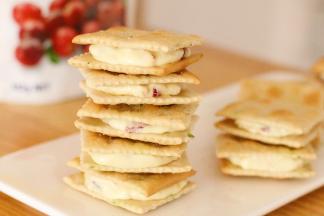 这样牛轧糖夹心苏打饼干就制作完成了。