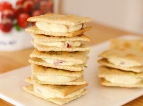 这样牛轧糖夹心苏打饼干就制作完成了。