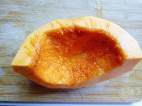 南瓜去皮，去瓤，洗干净。