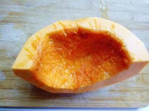 南瓜去皮，去瓤，洗干净。