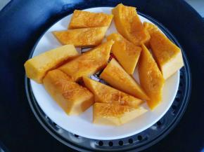 切块，隔水蒸熟，可以用筷子扎一下来辨别是否蒸熟，轻松扎透即为熟透。