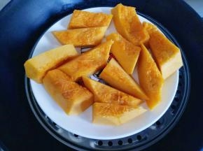 切块，隔水蒸熟，可以用筷子扎一下来辨别是否蒸熟，轻松扎透即为熟透。