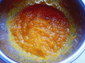 用手动打蛋器把南瓜打成泥，如图，用料理机也可以。