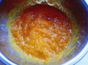 用手动打蛋器把南瓜打成泥，如图，用料理机也可以。
