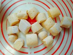 首先将面团搓成长条，再分成大小等份的小面团。