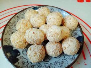 取一小块面团搓成小球，沾满芝麻即可，(如果不好粘芝麻的话，可以先将南瓜球沾些水，再沾满芝麻。)