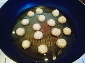 锅中加入玉米油，(也可以用其它食用油) 油温5成时，依次放入南瓜麻球，转小火慢炸。