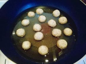 锅中加入玉米油，(也可以用其它食用油) 油温5成时，依次放入南瓜麻球，转小火慢炸。