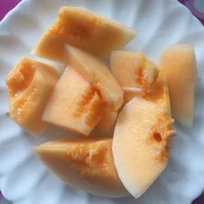 甜瓜去皮切小块。