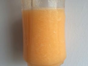 用料理机榨成汁。