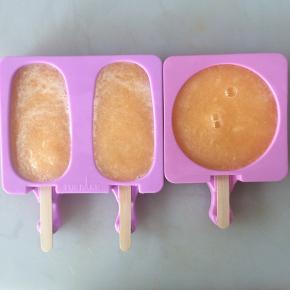 倒入甜瓜液，入冰箱冷冻5小时，冻硬即可。