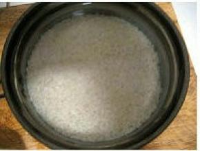 糯米淘洗干净，加水浸泡一夜；