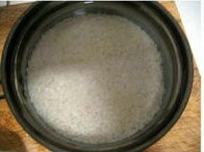 糯米淘洗干净，加水浸泡一夜；