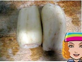 莲藕洗净，将表皮刮净；