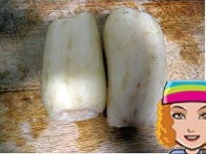 莲藕洗净，将表皮刮净；