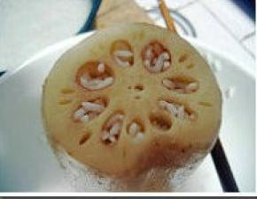 糯米灌进藕孔中，不需特地压实，压满。不要填太满，在煮制过程中糯米还会膨胀，灌的太满，糯米会挤出藕孔的。