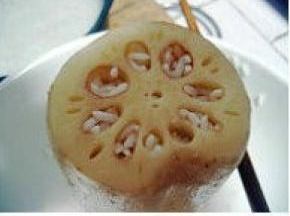 糯米灌进藕孔中，不需特地压实，压满。不要填太满，在煮制过程中糯米还会膨胀，灌的太满，糯米会挤出藕孔的。