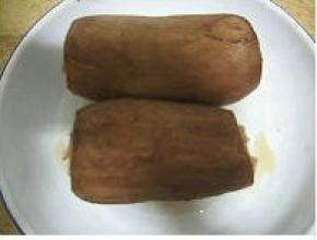 时间到将煮好的糯米藕捞出，拔掉牙签，取下土豆。其实这会儿土豆已经熟烂。
   莲藕凉后再切片，装盘，淋上蜂蜜就可开吃。