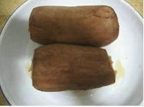 时间到将煮好的糯米藕捞出，拔掉牙签，取下土豆。其实这会儿土豆已经熟烂。
   莲藕凉后再切片，装盘，淋上蜂蜜就可开吃。