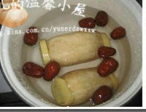 将莲藕放进锅中，再放八颗大枣（如果是小枣可多放些,尽量买质量好的枣。我这回放的是和田玉的大枣，果肉厚实，又大又甜。），倒入清水（水要多倒些，藕煮的时间长，要不会干锅。），大火煮沸后，转小火煮2至3小时。中途要看下水够不够，如果不够就加些开水，别加凉水。
如果糯米有剩余的话，可在藕煮至1小时后，将糯米放进锅内跟藕同煮。这样等藕煮好捞出，还能有锅红枣糯米粥来喝。
